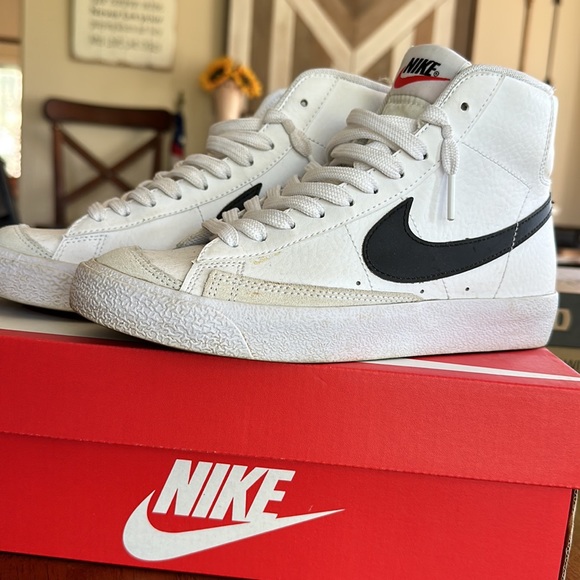 Nike Blazer Mid ‘77 (fit size 6 women)